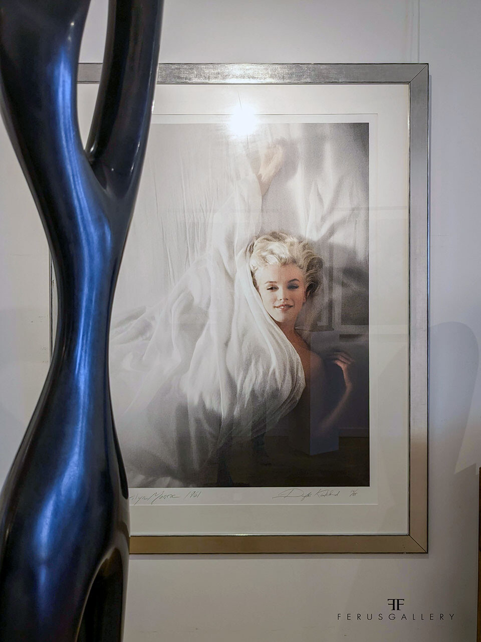 Marylin Monroe by Douglas Kirkland, in the foreground a sculpture by Alfred Basbous